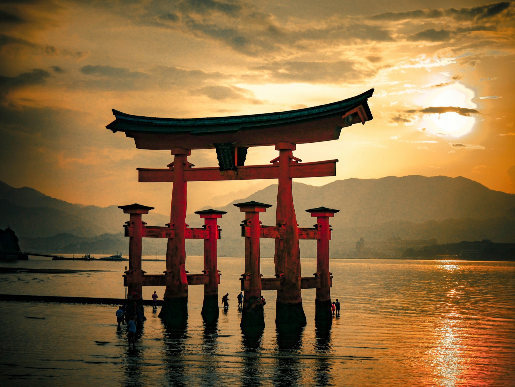 夕暮れの厳島神社